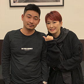 湯寶如與經(jīng)紀人李志合影